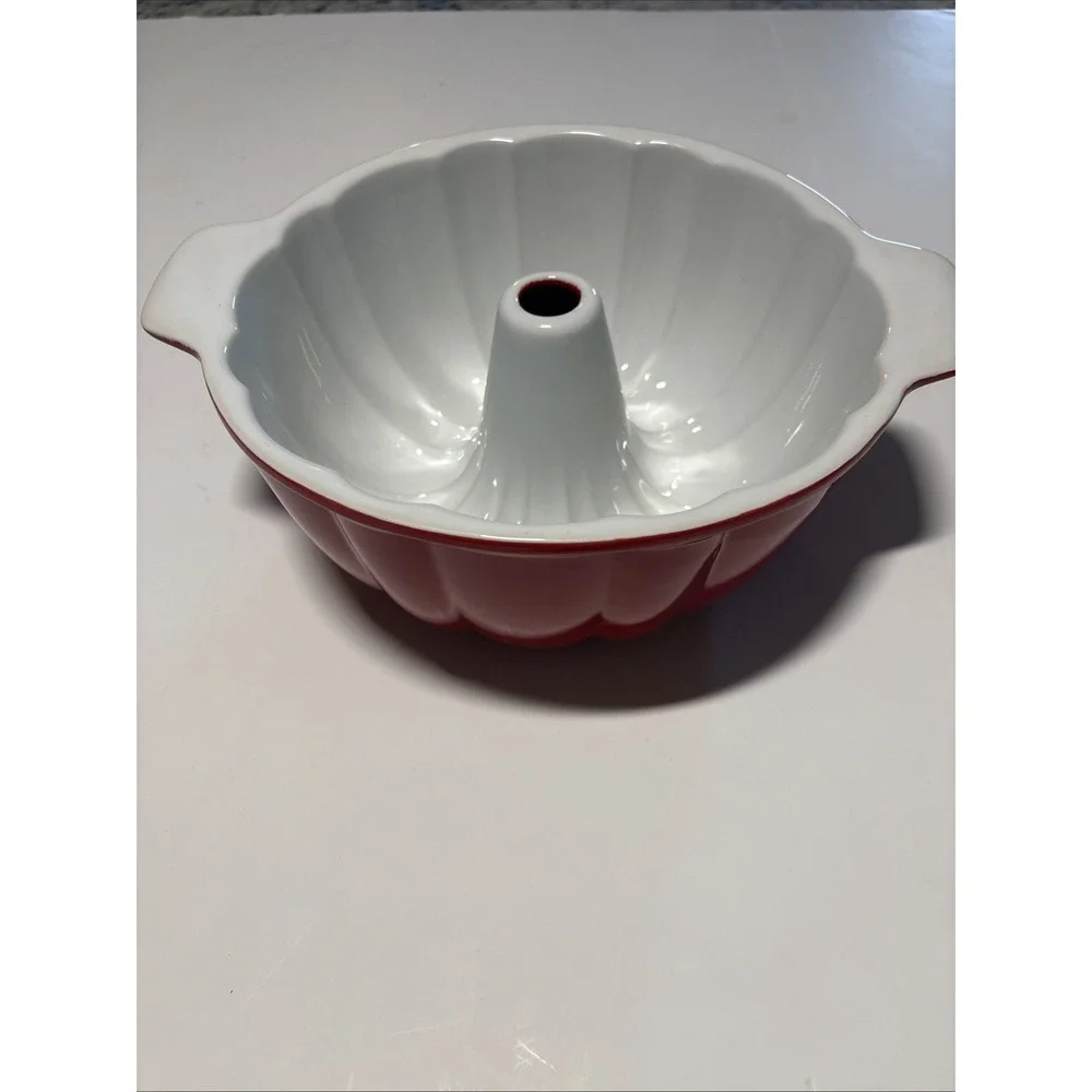 Mrs. Fields Premium Bakeware Red  Enamel Fluted Bundt Pan EUC